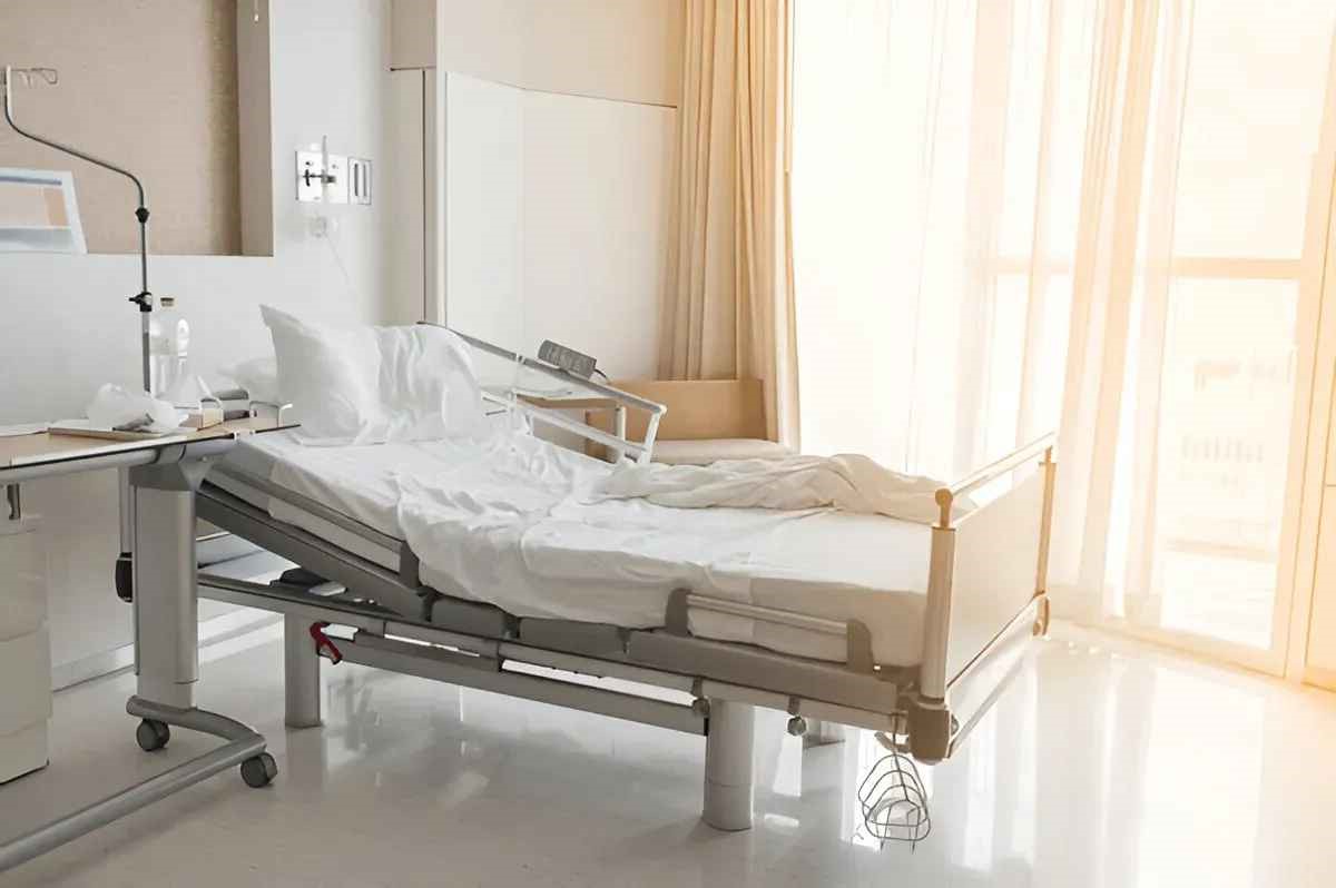 患者の快適性を考慮した人間工学に基づいたデザインの電動病院用ベッド 1 3